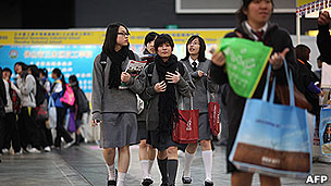 香港職業博覽會上一批中學女生在參觀(18/2/2011)