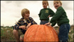 Max, George e Lucy com a abóbora gigante