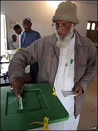 Một cử tri bỏ phiếu trong ngày 18/2/2008 ở Pakistan