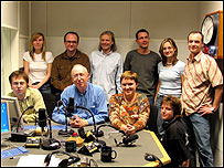 Část redakce BBC ve vysílacím studiu