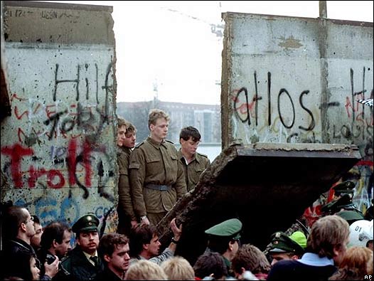 Soldado del este observa la caída de uno de los segmentos del Muro de Berlín.