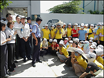 Công nhân Việt Nam tụ tập phản đối chế độ lương bổng