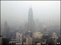 Bầu trời mờ đục vì ô nhiễm của Kuala Lumpur