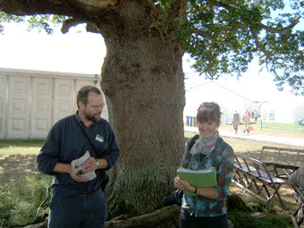 Rory Francis a Liz Fleming-Williams wrth un o'r coed hynafol ar y maes
