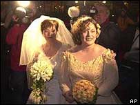 eşcinsel bir çiftin nikah töreni 
