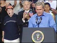 Garoto boceja durante discurso do presidente americano George W. Bush