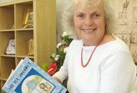 Valerie Wood-Gaiger gyda'i llyfr