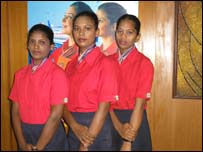 விமானப்பணிப் பெண்களாவதற்காக பயிற்சி பெறும் தலித் பெண்கள்