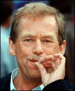 Nejznámějšímu českému kuřákovi Václavu Havlovi se kouření málem stalo osudným...