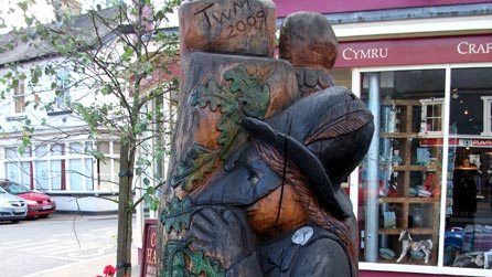 cerflun o Twm sydd ar y sgwra yn Nhregaron