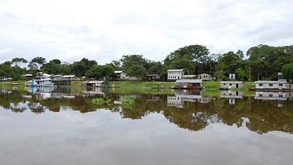 A small community on the river bank