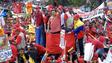 O presidente Hugo Chávez em meio a apoiadores em Caracas, em junho de 2004