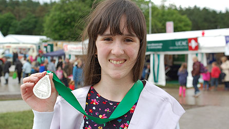 Nia Haf Jones, enillydd Medal y Dysgwyr