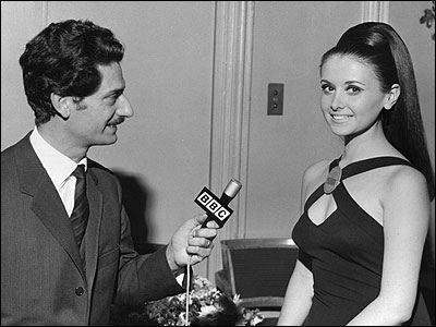 El peruano Juan Peirano entrevista a su compatriota Madeleine Hartog-Bel en el Miss Mundo de 1967.