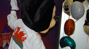 Mickey a'r Ddraig ar ei gefn