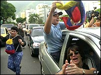 Manifestantes da oposição em rua de Caracas