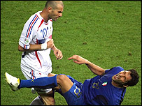 Zidane và Materazzi trong pha dẫn đến thẻ đỏ