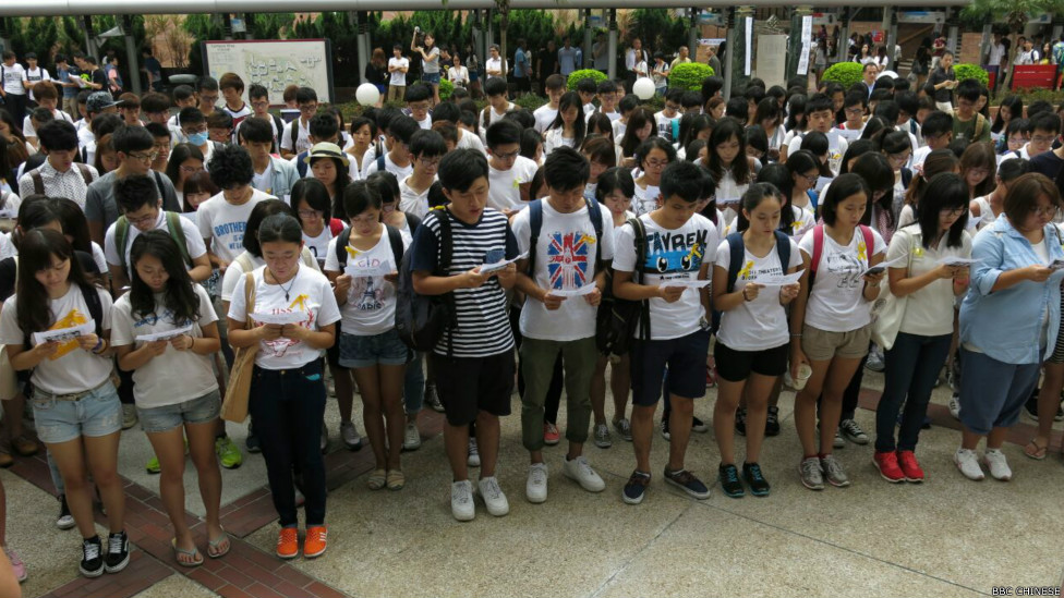 理大罢课师生宣读罢课宣言（BBC中文网记者叶靖斯摄22/9/2014） 