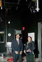 Helen Clark yn ymweld a'r gwasanaeth teledu i'r Maori