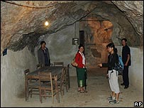 Hang núi ở Viengxay