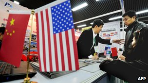 北京某海外房地產展銷會上參觀者聽取美國投資移民講解（5/4/2012）