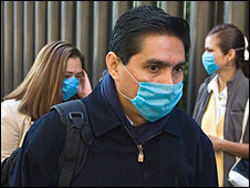 Люди в марлевых повязках