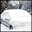 Carro coberto de neve no sul da Inglaterra