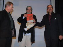  (बाएँ से) फ़िल्म समीक्षक डैरेक मैल्कम, सईद मिर्ज़ा और ललित मोहन जोशी