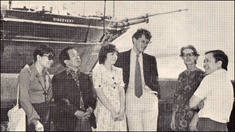 Hồng Liên, Hữu Đại, Vivienne Garratt (thư ký), John Harding (trưởng ban), Judy Stowe (phó trưởng ban), và Đỗ Văn bên bờ sông Thames năm 1974