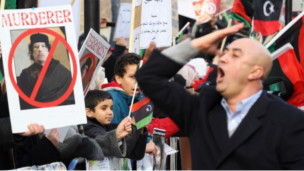 متظاهرون يطالبون برحيل القذافي