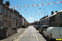 Baneri ar brif stryd y Felinheli