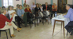 Grahame Davies o flaen y dosbarth