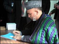 Hamid Karzai seçim için kayıt yaptırıyor