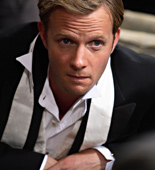 Richard Hannay (Rupert Penry-Jones) goes on a roller-coaster ride full of excitement, danger, fun and romance in The 39 Steps