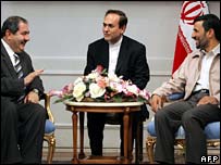 Ngoại trưởng Iraq (bên trái) và Tổng thống Iran (bên phải)