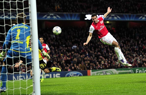 Van Persie heads Arsenal's opening goal. Photo: Getty