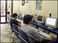 Việt Nam gần đây kiểm soát chặt người sử dụng Internet
