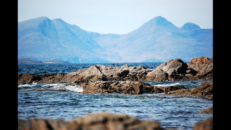 A' coimead a-null gu Eilean Rùma bho chost a tuath Àird nam Murchan