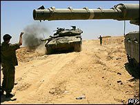 Guş Katif yakınlarındaki İsrail tankları 