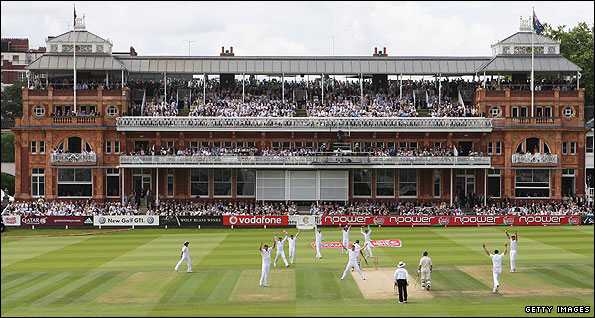 England appeal, and get, the wicket of Ricky Ponting