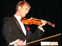 Oliver Tabor playing a violin