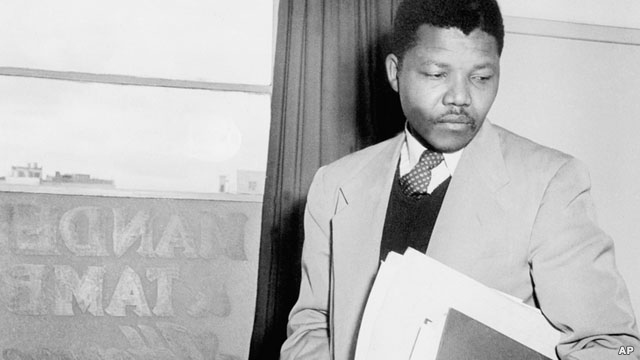 نلسون ماندلا در سال ۱۹۵۲ در دفتر حقوقی