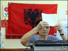 Një votues në Tiranë
