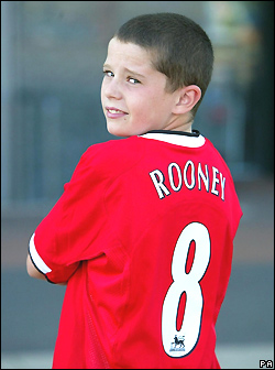 Joven con camiseta de Rooney