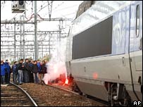 Toulouse'da grevci işçilerce engellenen bir TGV treni