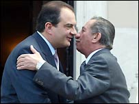 Kostas Karamanlis, Tassos Papadopulos'u karşılıyor