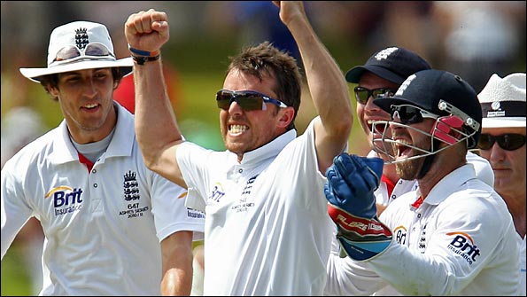 Graeme Swann celebrates victory in the second Ashes Test