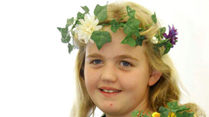 Un o ferched y ddawns flodau