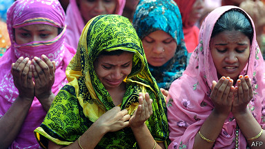 Mujeres lloran a sus víctimas en el derrumbe de Bangladesh.