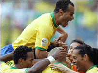 Jogadores brasileiros comemoram o gol de Adriano